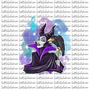 Op de afbeelding: Illustratie van Maleficent uit Doornroosje, met een zwarte raaf op haar staf. Ze draagt een zwarte en paarse jurk met een hoge kraag, tegen een aquarel achtergrond. De afbeelding heeft de tekst "SaMeSaFashion" herhaald.