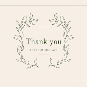 Pu&ograve; includere: Un biglietto quadrato con sfondo beige chiaro caratterizzato da un'illustrazione a linee verde scuro di due rami frondosi simmetrici che incorniciano il testo Thank you FOR YOUR PURCHASE in caratteri serif e sans-serif verde scuro con linee.