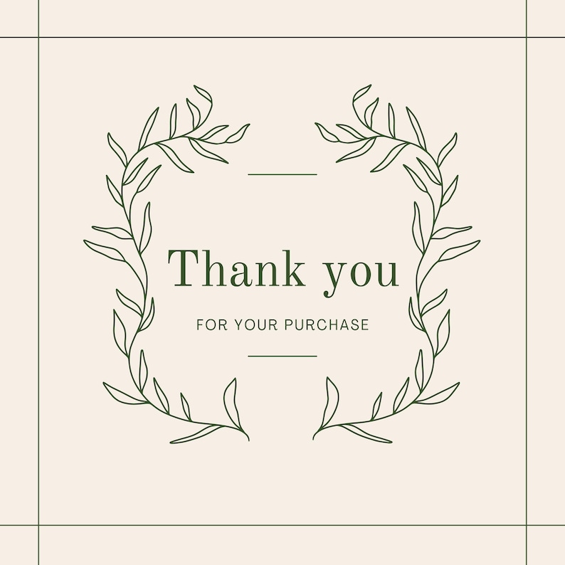 Pu&ograve; includere: Un biglietto quadrato con sfondo beige chiaro caratterizzato da un'illustrazione a linee verde scuro di due rami frondosi simmetrici che incorniciano il testo Thank you FOR YOUR PURCHASE in caratteri serif e sans-serif verde scuro con linee.