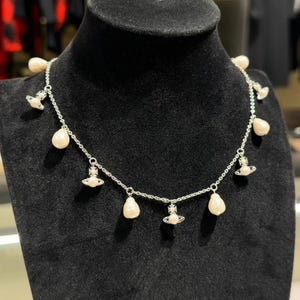 Collar Órbita Celestial Charm — Cadena de plata con perlas barrocas y mini esferas