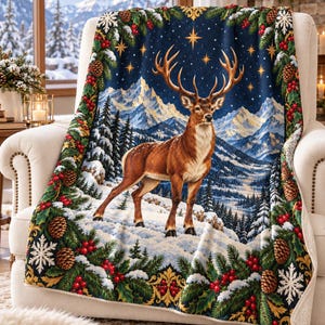 Majestätischer Hirsch in verschneiter Berglandschaft, Sherpa-Fleecedecke, weihnachtlicher Kiefernrand, Einheitsgröße 50" x 60"