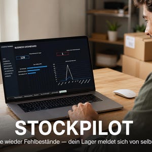 Könnte beinhalten: Ein Laptop zeigt ein Business-Dashboard mit dem Text STOCKPILOT und dem Satz Nie wieder Fehlbestände — dein Lager meldet sich von selbst. Der Bildschirm zeigt Daten-Diagramme auf einem dunklen Hintergrund auf einem Holztisch.