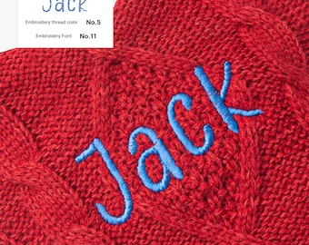 Perro mascota. Calcetín navideño bordado con forma de hueso tejido.