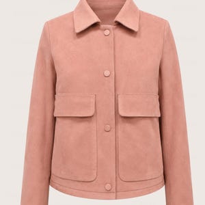Könnte beinhalten: Eine altrosa Jacke mit klassischem Kragen, langen Ärmeln und einer Knopfleiste auf der Vorderseite. Das Kleidungsstück verfügt über zwei große, rechteckige aufgesetzte Taschen auf der Vorderseite, die jeweils mit einer Klappe versehen sind.