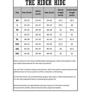 K&ouml;nnte beinhalten: Eine schwarz-wei&szlig;e Gr&ouml;&szlig;entabelle mit dem Titel THE RIDER HIDE, die Ma&szlig;e in Zoll f&uuml;r die Gr&ouml;&szlig;en XS bis 4XL auflistet. Sie enth&auml;lt Spalten f&uuml;r Brust-, Taillen-, H&uuml;ftumfang, &Auml;rmell&auml;nge und R&uuml;ckenl&auml;nge der Jacke sowie Hinweise zur Passform.