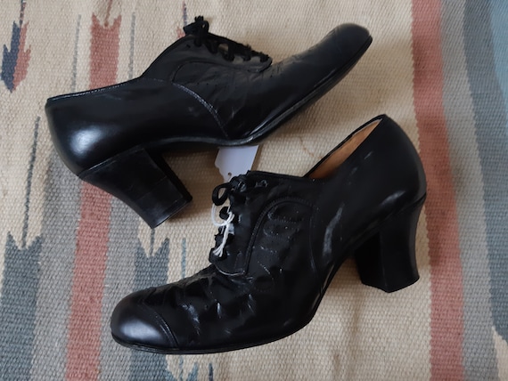 Vintage 1930s leather heeled Oxfords Brogues lace