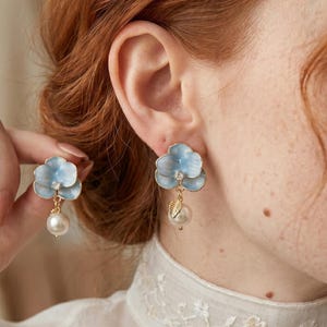 Boucles d'oreilles pendantes fleurs bleues - Élégants pendants pétales pour femme, cadeau perle