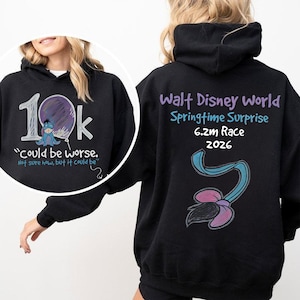 Könnte beinhalten: Eine weiße Keramik-Tasse mit schwarzem Henkel und dem Text "But First, Coffee" in schwarzer, handschriftlicher Schrift. Die Tasse steht auf einer weißen Oberfläche.