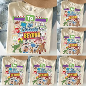 Könnte beinhalten: Ein cremefarbenes T-Shirt mit einem Grafikdruck von Toy Story-Figuren wie Woody, Buzz Lightyear, Rex und Mr. Potato Head. Der Text lautet To 1st Grade AND BEYOND, mit weiteren Designs für die 2., 3., 4., 5. und 6. Klasse.