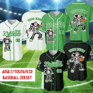 Könnte beinhalten: Eine Kollektion von Baseballtrikots mit Buzz Lightyear im Skelettkostüm. Die Trikots sind in Weiß, Grün und Schwarz mit Nadelstreifen gehalten und zeigen den Schriftzug Buzz Lightyear, die Nummer 00 und ein anpassbares Your Name Feld.