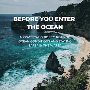 Könnte beinhalten: Landschaftsbild eines türkisfarbenen Ozeans mit dem Text "BEVOR SIE DAS MEER BETRETEN". Das Bild zeigt einen Sandstrand, Klippen und Palmen. Der Text darunter lautet: "Ein praktischer Leitfaden zum Lesen der Meeresbedingungen und zum sicheren Aufenthalt im Wasser."