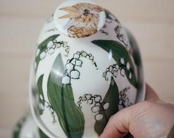Mantequera de porcelana pintada a mano / Cerámica con lirios del valle / Tapa con figura de alondra