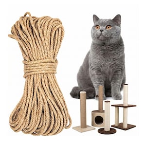 Peut inclure: Un paquet de corde de couleur naturelle et plusieurs griffoirs pour chats de différents modèles. Un chat gris aux yeux orange est en arrière-plan. Les griffoirs sont beiges et bruns.