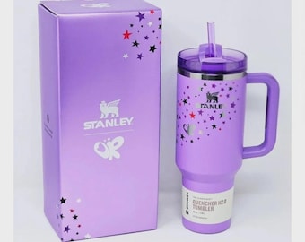 Vaso Stanley Quencher H2.0 de 40 oz con estrellas moradas, asa de mariposa y tapa con pajita.