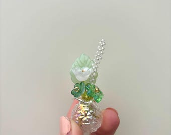 Mini Grün & Weiß Blumenstrauß Magnet | Kleine elegante Blumenvase | Handgemachte Mini Blumenstrauß Dekor