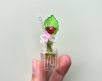 Magnet für Mini-Blumenstrauß „Blushing Bloom“ | Handgefertigte kleine Glasvase | Blumenmagnet für den Kühlschrank | Romantisches Cottagecore-Dekor | Geschenk für Blumenliebhaber