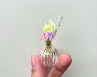 Mini-Sommerstrauß-Magnet | Handgefertigte kleine Glasvase | Blumen-Kühlschrankmagnet | Botanisches Cottagecore-Dekor