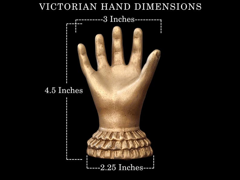 K&ouml;nnte beinhalten: Eine goldfarbene viktorianische Handskulptur, 11,4 cm hoch und 7,6 cm breit, mit ger&uuml;schtem Sockel. Der Text "VICTORIAN HAND DIMENSIONS" steht oben, mit Ma&szlig;en in Zoll.