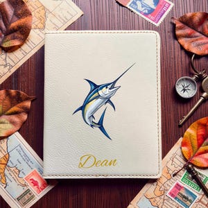 Copertina per passaporto Blue Marlin • Custodia da viaggio personalizzata con colore a scelta • Porta documenti personalizzato con stampa UV • Morbida pelle vegana • Design n. 220