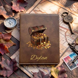 Custodia per passaporto a forma di scrigno del tesoro • Custodia da viaggio personalizzata con colore a scelta • Porta documenti personalizzato con stampa UV • Morbida pelle vegana • Design n. 227