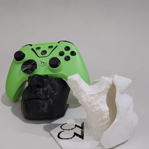 Alica Mask PS5 Controller Stand, 3D Printed Gamepad Holder, Gamer Desk Decor, PlayStation 5 Controller Display, Gaming Gift for Him