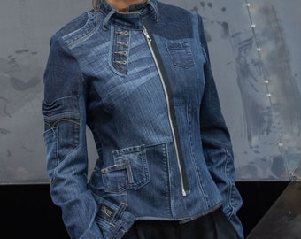 Veste en denim ajustée upcyclée/ Veste en jean ajustée/ Veste en denim bleu/ Fabriquée en recyclant de vieux jeans/ Vieux jeans - nouvelle pièce