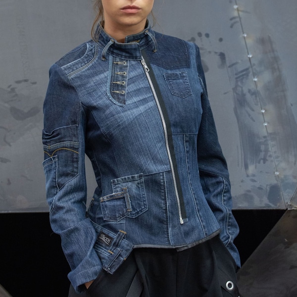 Veste en denim ajustée upcyclée/ Veste en jean ajustée/ Veste en denim bleu/ Fabriquée en recyclant de vieux jeans/ Vieux jeans - nouvelle pièce