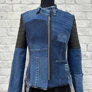 Veste en jean upcyclée ajustée/ Veste en jean ajustée/ Veste en jean bleue/ Fabriqué en recyclant de vieux jeans/ Vieux jeans - nouvelle pièce