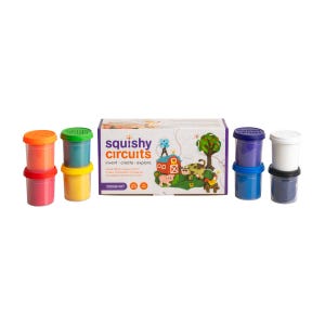 Puede incluir: Un kit de masa Squishy Circuits con recipientes de masa coloridos y una caja con una escena de granja. El kit incluye masa roja, naranja, amarilla, verde, azul y blanca. La caja tiene las palabras "Squishy Circuits" y "Dough Kit".