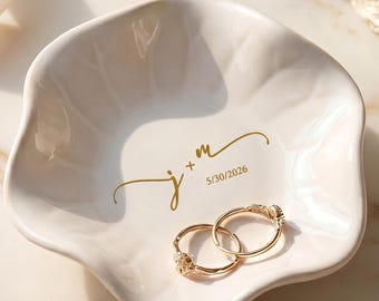 Spersonalizowana taca na pierścionek zaręczynowy w kształcie lotosu, spersonalizowana taca na pamiątkę z imieniem pary, kwiatowy stojak na obrączki ślubne, prezent na wieczór panieński, ceramiczna taca w kształcie lotosu
