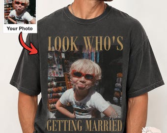 Camiseta personalizada "Mira quién se casa", camiseta cómoda de color con foto y nombre de la infancia de los novios, camiseta de boda, camiseta de novios.