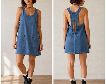 Vestido jardineira jeans vintage anos 90 da At Last & Co. com decote em gota nas costas, estilo grunge, tamanho M