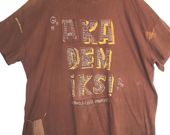 Akademiks ヴィンテージ メンズ 4XL ブラウン グラフィック Tシャツ スタッズ付き ダメージ加工 Y2K ヒップホップ