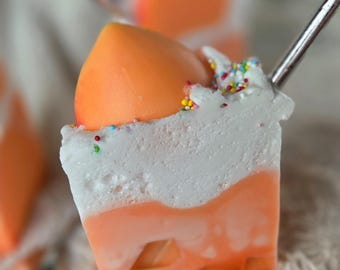 Peach Milkshake Soap / Handgemachte Pfirsich-Seife mit Sahnehaube / Dessert Soap / vegan soap / Sommer Geschenk / food soap / food soap