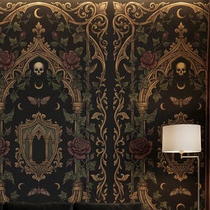 Op de afbeelding: Een woonkamer met een zwarte bank, marmeren salontafel en gotisch behang. Het behang heeft een donkere achtergrond met gouden details, rozen, schedels en gewelfde raamontwerpen. Een vloerlamp met een witte kap en donkerbruine gordijnen zijn ook zichtbaar.