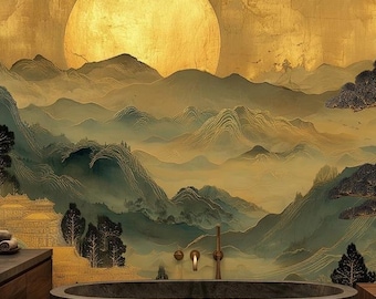 Pode incluir: Uma casa de banho luxuosa com uma grande banheira de pedra escura. As paredes apresentam um mural de uma paisagem montanhosa com um grande sol dourado. Armários de madeira e um pequeno banco completam o ambiente de spa.