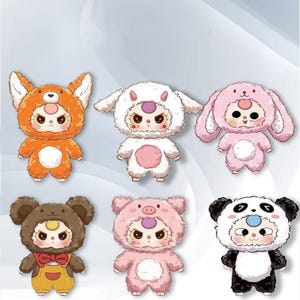 Puede incluir: Seis pegatinas de personajes de dibujos animados con disfraces de animales. La fila superior muestra un zorro naranja, una criatura blanca con cuernos y un conejo rosa. La fila inferior muestra un oso marrón con peto, un cerdo rosa y un panda.