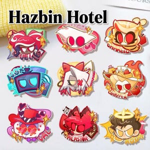 Puede incluir: Una colección de nueve pegatinas de personajes de Hazbin Hotel con Vel, Angel, Charlie, Vox, Vaggie, Lucifer, Val, Alastor y Adam. Cada pegatina muestra una ilustración estilizada y colorida de la cabeza del personaje con su nombre impreso.