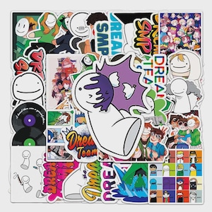 Puede incluir: Una colección de pegatinas de vinilo variadas con diversos personajes de dibujos animados, el texto Dream SMP y Dream Team, con coloridas ilustraciones de figuras con sudaderas, máscaras y retratos de grupo en varios estilos.