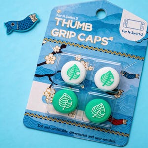 Könnte beinhalten: Ein Set aus drei Keramikbechern mit gesprenkelter, matter Oberfläche. Die Becher sind in den Farbtönen Creme, Hellgrau und Dunkelgrau gehalten. Jeder Becher hat ein schlichtes, minimalistisches Design, ideal für Kaffee oder Tee.