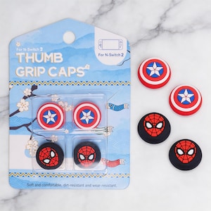 Könnte beinhalten: Rustikales Holzschild mit dem Text "Welcome to our home" in weißer Schrift. Das Schild hat eine Used-Optik und eignet sich ideal als Dekoration für die Haustür.