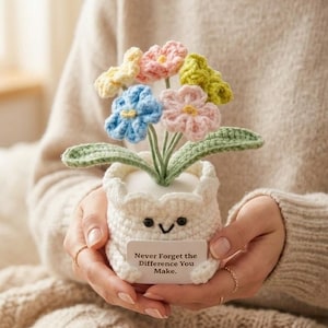 Flor de miosótis feita à mão em crochê, planta em vaso para apoio emocional, presente de agradecimento a colega de trabalho, demonstração de apreço por professor ou mentor, decoração de mesa