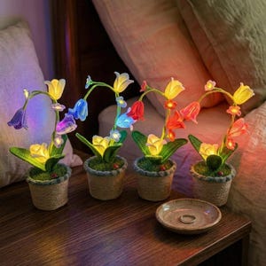 Handgemaakte gehaakte bloem led-nachtlampje - Schattig, gezellig slaapkamerdecor - gebreide bureaulamp lelietje-van-dalen - gepersonaliseerde cadeaus voor haar moeder