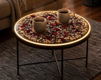 Mesa de centro artesanal em resina epóxi com luz LED e pedras naturais.