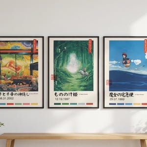 Puede incluir: Tres impresiones art&iacute;sticas enmarcadas con escenas de animaci&oacute;n japonesa. Las impresiones tienen marcos negros e incluyen texto y fechas en japon&eacute;s. La obra de arte representa escenas coloridas con personajes y paisajes, exhibidas sobre un banco de madera.