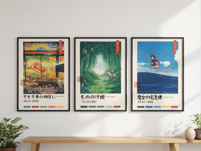 Puede incluir: Tres impresiones art&iacute;sticas enmarcadas con escenas de animaci&oacute;n japonesa. Las impresiones tienen marcos negros e incluyen texto y fechas en japon&eacute;s. La obra de arte representa escenas coloridas con personajes y paisajes, exhibidas sobre un banco de madera.
