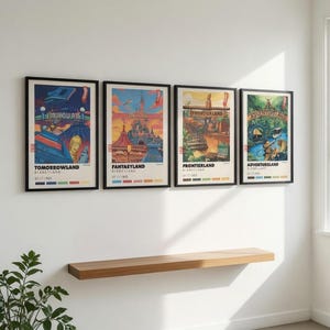 Może przedstawiać: Cztery oprawione plakaty w stylu vintage wiszą na białej ścianie. Plakaty, zatytułowane Tomorrowland, Fantasyland, Frontierland i Adventureland, zawierają kolorowe ilustracje i tekst. Poniżej plakatów zamontowana jest drewniana półka, a po lewej stronie stoi roślina doniczkowa.