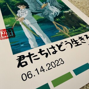 K&ouml;nnte beinhalten: Poster mit einer Illustration einer Person in wei&szlig;em Anzug, die eine Bambusstange h&auml;lt, zusammen mit einem gro&szlig;en Vogel mit ausgebreiteten Fl&uuml;geln. Japanischer Text und das Datum 06.14.2023 sind darunter gedruckt. Wei&szlig;er Rand.