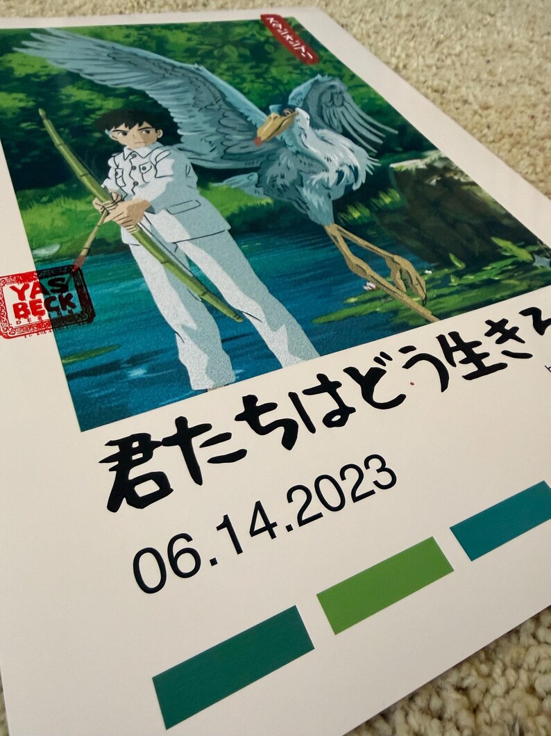 K&ouml;nnte beinhalten: Poster mit einer Illustration einer Person in wei&szlig;em Anzug, die eine Bambusstange h&auml;lt, zusammen mit einem gro&szlig;en Vogel mit ausgebreiteten Fl&uuml;geln. Japanischer Text und das Datum 06.14.2023 sind darunter gedruckt. Wei&szlig;er Rand.
