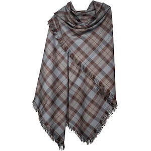 Könnte beinhalten: Ein rechteckiger Schal mit einem braunen und hellgrauen Karomuster. Der Stoff zeigt ein klassisches Tartan-Design mit sich kreuzenden Linien unterschiedlicher Dicke. Die Kanten des Kleidungsstücks sind mit Fransen versehen.